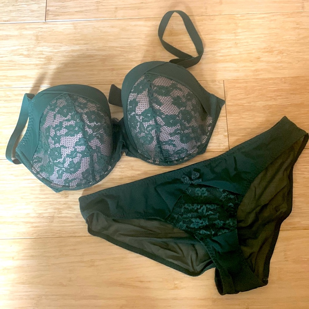 Green lace detail bra and panty set